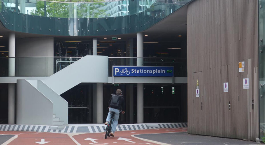 Uno dei due ingressi del grande parcheggio sotterraneo per bici sotto la stazione centrale