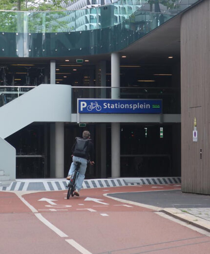 Uno dei due ingressi del grande parcheggio sotterraneo per bici sotto la stazione centrale
