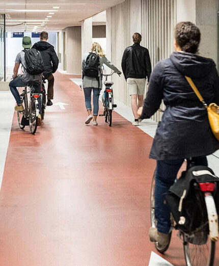 Il percorso interno, rigorosamente a senso unico per raggiungere una delle tante aree di deposito bici