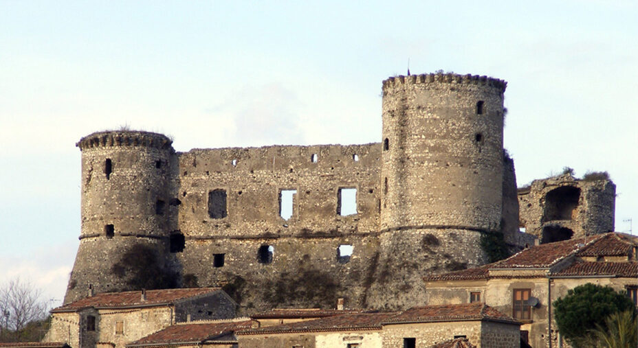 Il castello di Vairano Patenora, centro in mezzo alla Ciclovia del Volturno, ideale per una sosta anche culturale