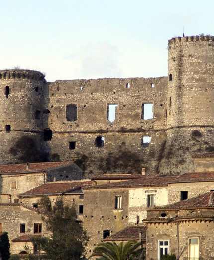 Il castello di Vairano Patenora, centro in mezzo alla Ciclovia del Volturno, ideale per una sosta anche culturale