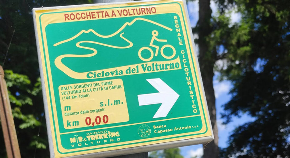Il dettaglio dei cartelli della ciclovia, molto curati e che descrivono nei particolari ogni passaggio
