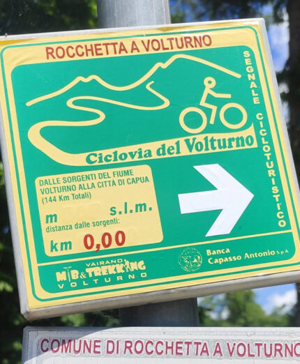 Il dettaglio dei cartelli della ciclovia, molto curati e che descrivono nei particolari ogni passaggio