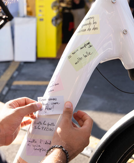 Una bella iniziativa allo stand WD99 è stata quella di usare un telaio come tazebao per i messaggi legati alla bici