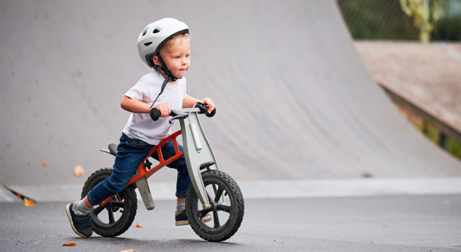 Una volta imparato l'equilibrio, si passa all'equilibrio dinamico: il bimbo spinge e gestisce la velocità (depositphotos.com)