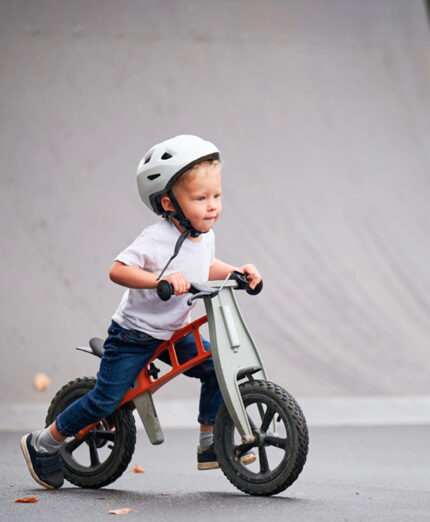 Una volta imparato l'equilibrio, si passa all'equilibrio dinamico: il bimbo spinge e gestisce la velocità (depositphotos.com)