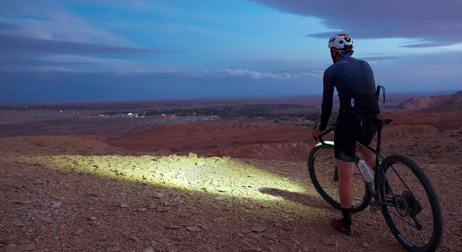 Restiamo a osservare il tramonto su Atacama fino all'ultimo e poi facciamo ritorno verso l'hotel
