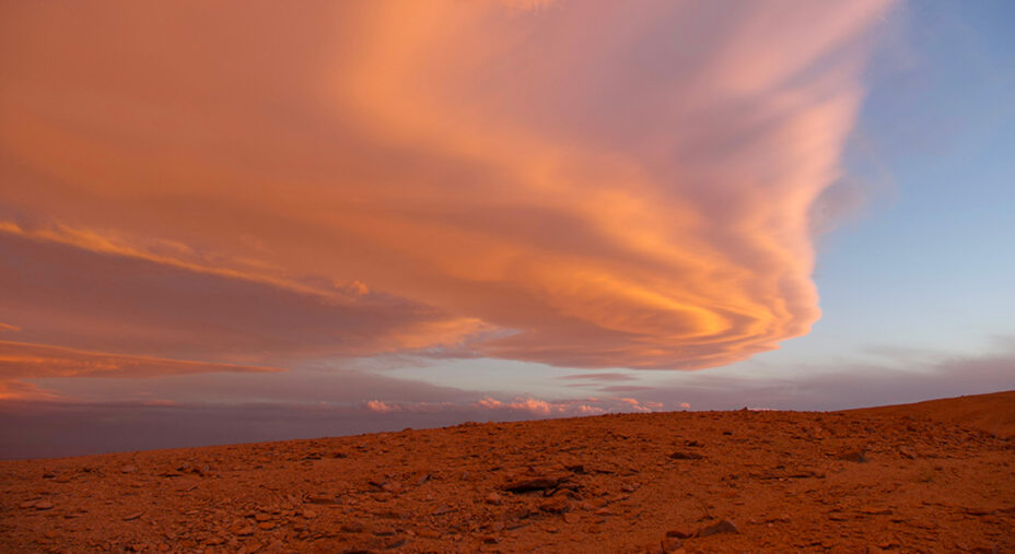 Il tramonto: il cielo si colora prima con tonalità di rosa, poi dopo pochi minuti diventa arancio e giallo