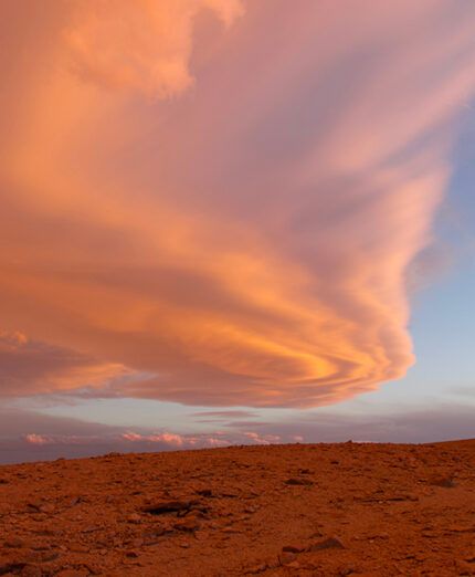 Il tramonto: il cielo si colora prima con tonalità di rosa, poi dopo pochi minuti diventa arancio e giallo