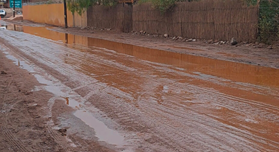 La pioggia ha reso le strade come fiumi di fango. I turisti sono quasi tutti fermi, ad Atacama la pioggia è un evento eccezionale