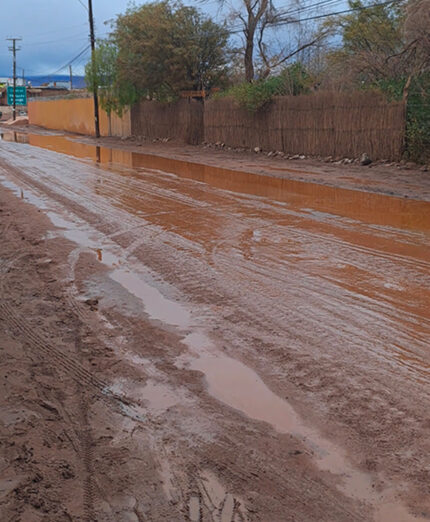 La pioggia ha reso le strade come fiumi di fango. I turisti sono quasi tutti fermi, ad Atacama la pioggia è un evento eccezionale