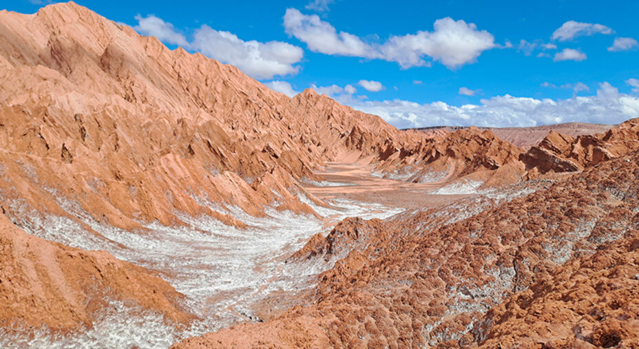 La Cordillera del Sal offre un colpo d'occhio simile a neve, avvicinandoci coglieremo la differenza