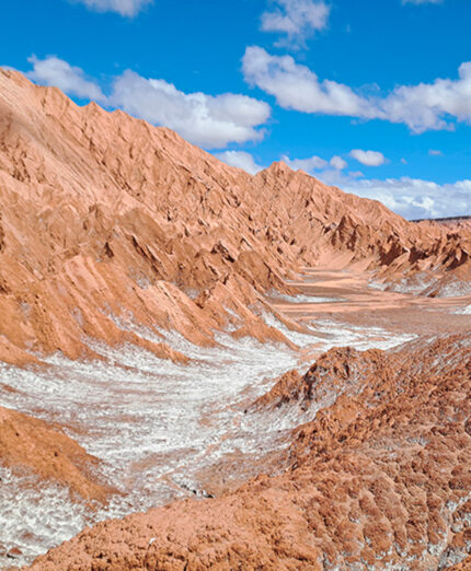 La Cordillera del Sal offre un colpo d'occhio simile a neve, avvicinandoci coglieremo la differenza