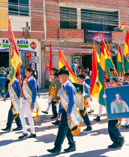 Uomini con le loro bandiere, la strada dal Salar ci ha condotto a Uyuni