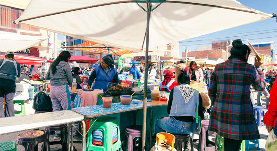 Un momento di street food, nel segno della condivisione e della festa