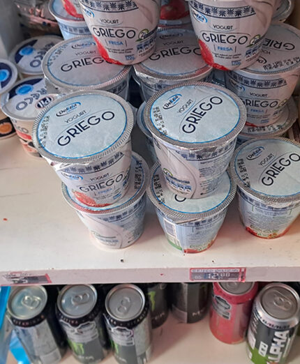 Nei negozietti di strada, la vista dello yogurt greco fuori dal frigo avvalora le ipotesi sul malessere di stomaco