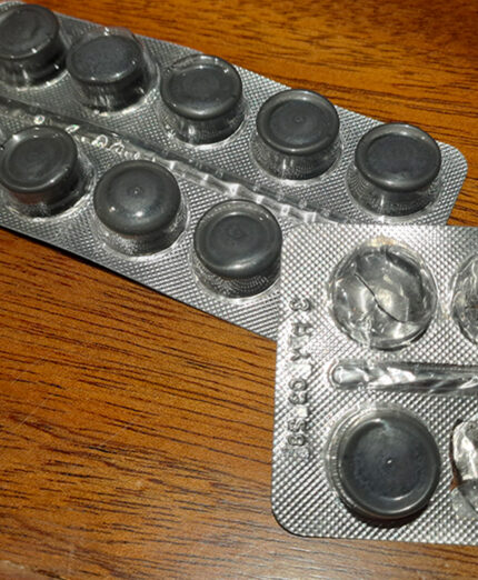 Il “pillolone nera” è la cura per il mal di stomaco di Umberto, che si riprende in poche ore