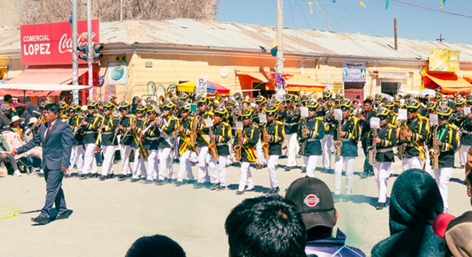 Come in ogni festa nazionale che si rispetti, la banda sottolinea il clima di festa