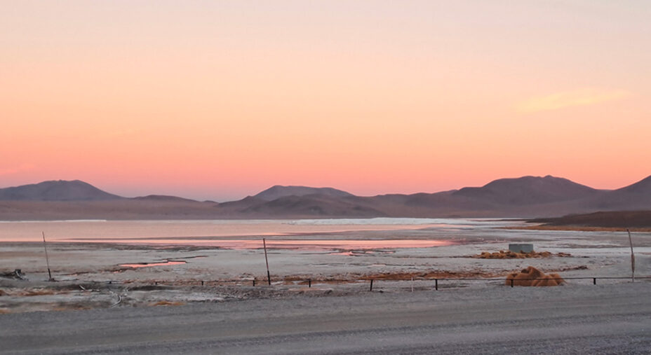 Il calare del sole calare sulla laguna ci fa capire che la scelta di ricorrere al passaggio in auto è stata azzeccata