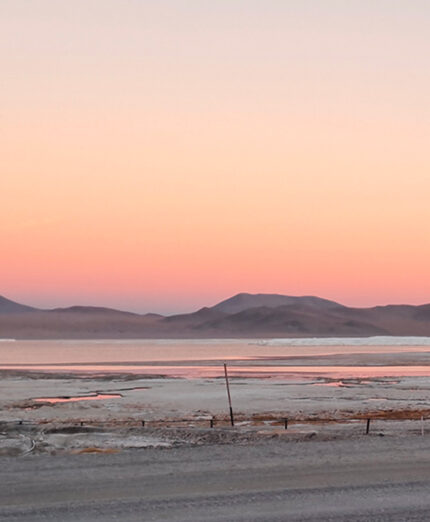 Il calare del sole calare sulla laguna ci fa capire che la scelta di ricorrere al passaggio in auto è stata azzeccata