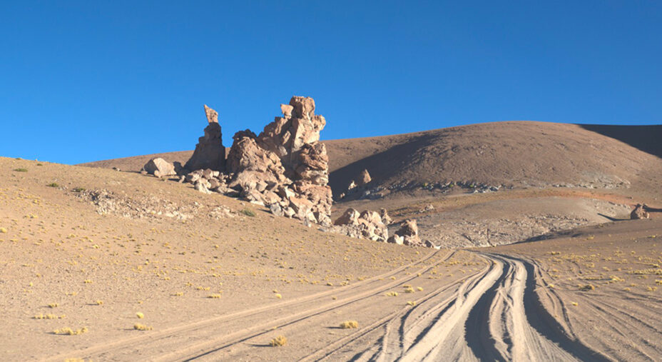 Viaggiamo sullo sterrato a circa 100 chilometri orari, tra pietraie, solchi e lunghi tratti sabbiosi