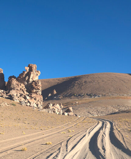 Viaggiamo sullo sterrato a circa 100 chilometri orari, tra pietraie, solchi e lunghi tratti sabbiosi