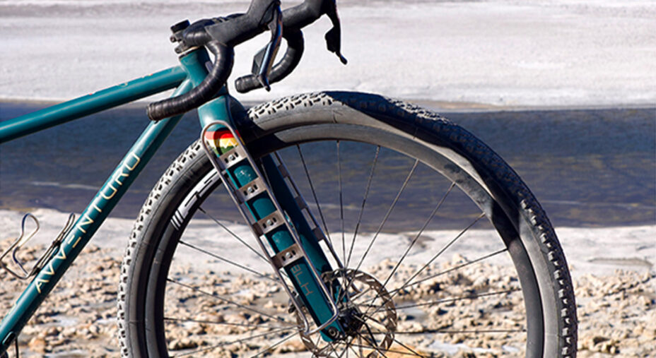 Dovendo trasportare un bagaglio molto pesante, sulla bici sono stati montati dei portapacchi molto resistenti