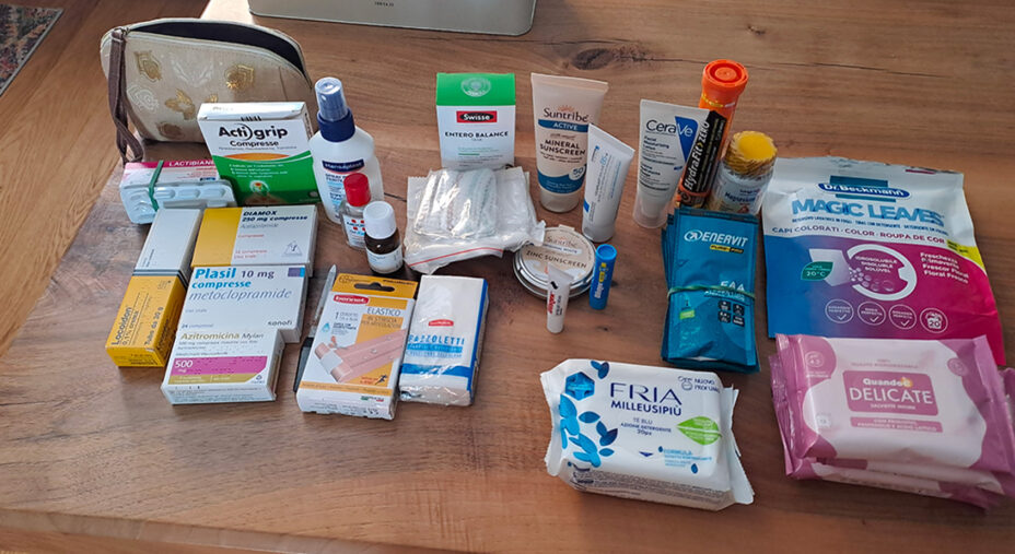 Necessaria anche una minima scorta di medicinali per fr fronte ai piccoli inconvenienti