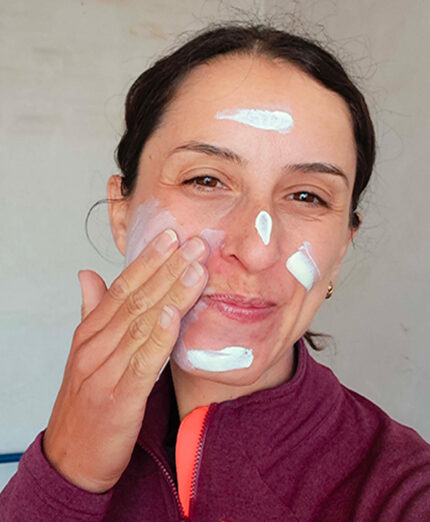 Vista l'esposizione solare, scelte creme solari ad alta protezione, SPF 50 con protezione UVA e UVB, a base di ossido di zinco per il viso