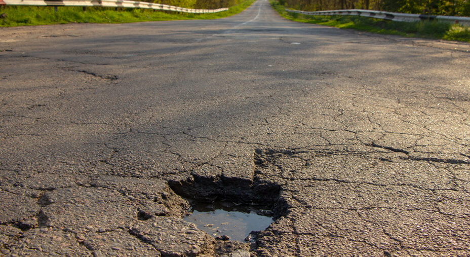 Le buche e l'incuria della strada sono pericoli in quanti tali e perché costringono il ciclista a scartare (depositphotos.com)
