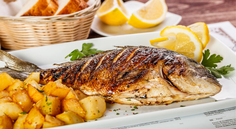 La dieta mediterranea prevede un consumo regolare di pesce e meno carni rosse (depositphotos.com)