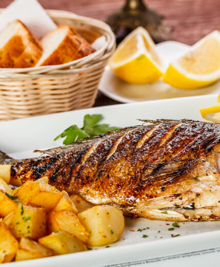 La dieta mediterranea prevede un consumo regolare di pesce e meno carni rosse (depositphotos.com)