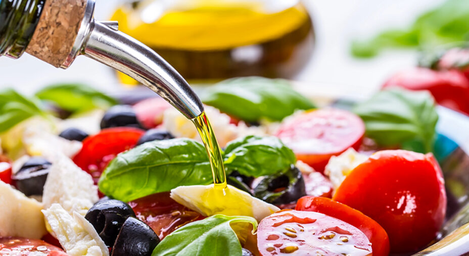 L'olio extra vergine di oliva e abbondanza di verdure fresche fanno parte della dietamediterranea (depositphotos.com)