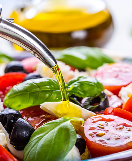 L'olio extra vergine di oliva e abbondanza di verdure fresche fanno parte della dietamediterranea (depositphotos.com)