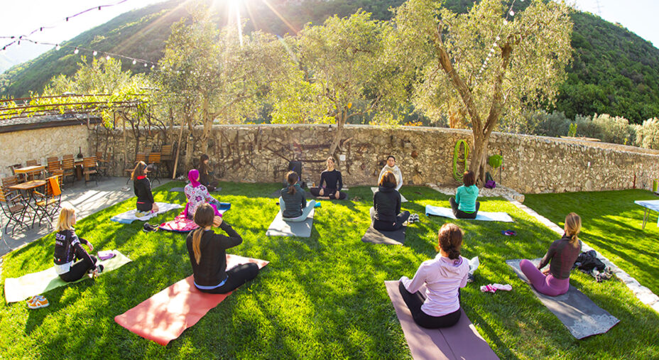 Non solo bici, ma anche sessioni di yoga, incontri con la nutrizionista, tutto in chiave bicicletta (foto Matteo Cappè)