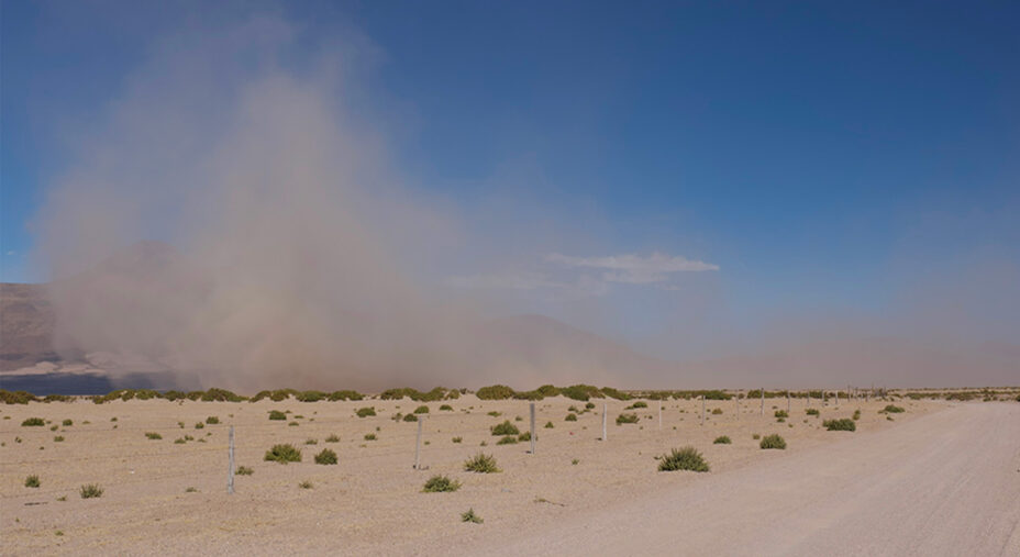 Non serve un meteorologo per capire che la tempesta di sabbia sta per investirci: cerchiamo riparo