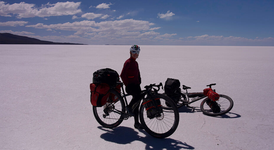 Primo tratto di salar a Coipasa: si pedala sulla superficie di sale, completamente bianca e piatta