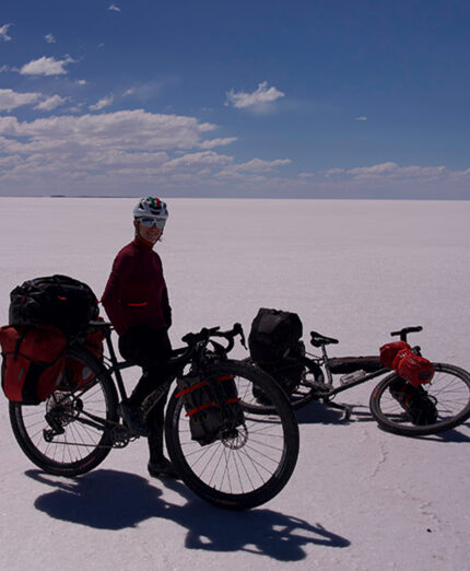 Primo tratto di salar a Coipasa: si pedala sulla superficie di sale, completamente bianca e piatta