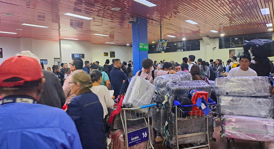 Il momento del ritiro dei bagagli in Bolivia è caotico: poco spazio per troppi bagagli