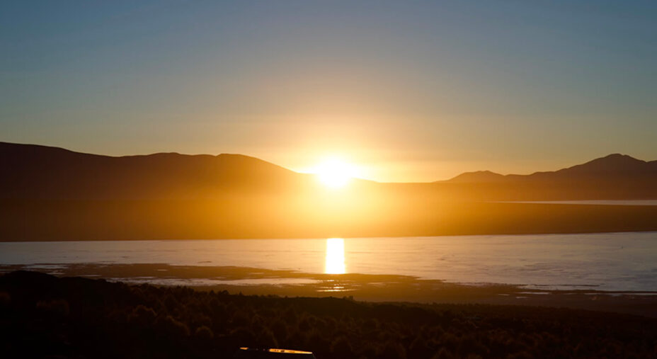 Ci svegliamo all’alba, con l’intenzione di esplorare la laguna Colorada e partire in bici il prima possibile