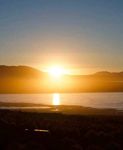 Ci svegliamo all’alba, con l’intenzione di esplorare la laguna Colorada e partire in bici il prima possibile
