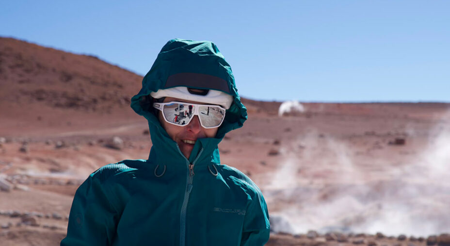 La terra è calda, il vapore lo dimostra: il rifugio è ghiacciato a scaldarci pensa la natura