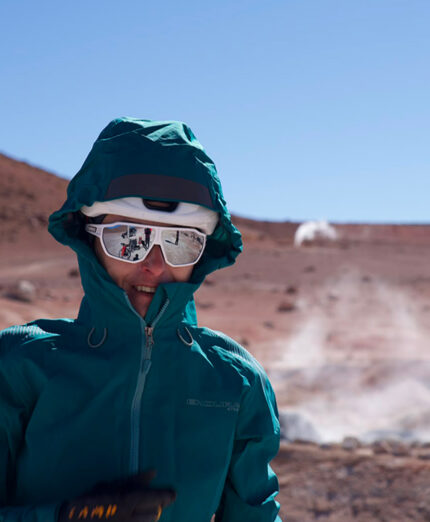 La terra è calda, il vapore lo dimostra: il rifugio è ghiacciato a scaldarci pensa la natura