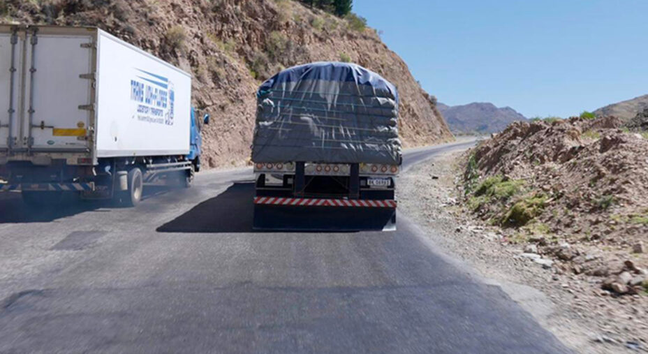 La strada è stretta, la pendenza si fa sentire, i camion arrancano e superano a fatica