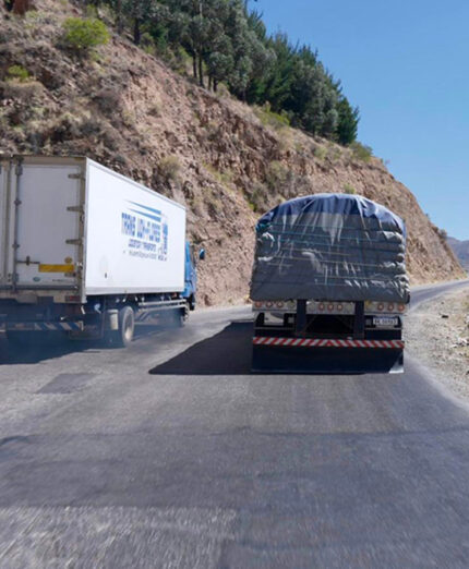 La strada è stretta, la pendenza si fa sentire, i camion arrancano e superano a fatica