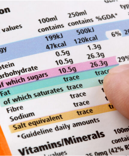 Imparare a leggere le etichette con la compsizione dei nutrienti è alla base delle scelte migliori (depositphotos.com)