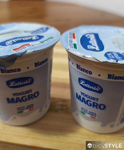 Lo yogurt senza grassi perde cremosità e si può integrare ad esempio con i semi di chia
