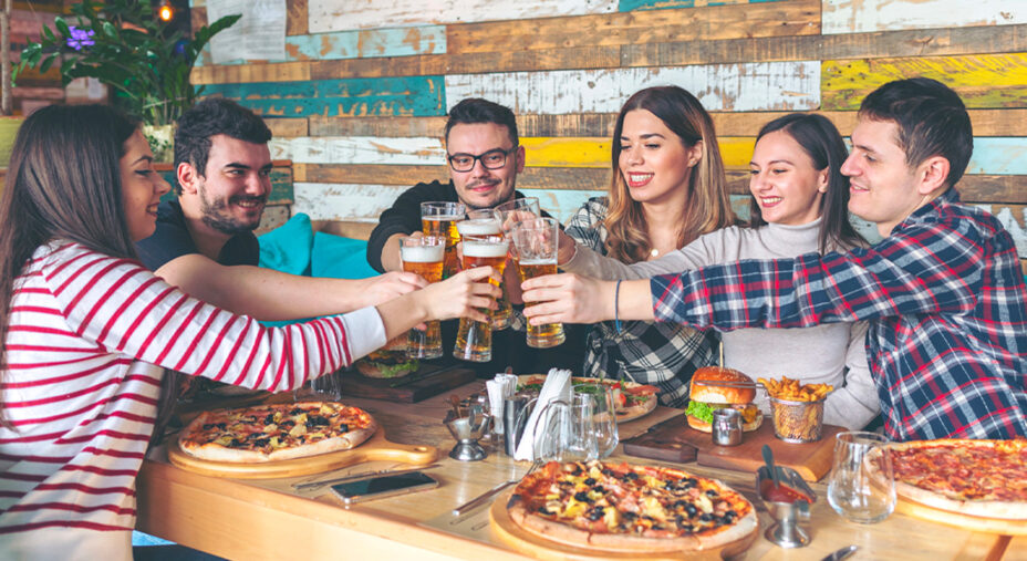 Una pizza con gli amici è una piacevole distrazione post dieta, a patto di inserirle in un quadro complessivo di controllo del peso (depositphotos.com)