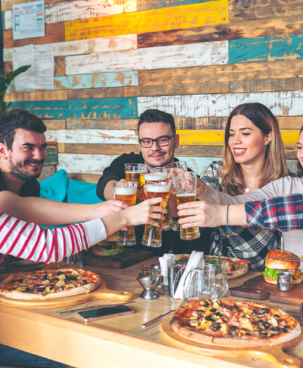 Una pizza con gli amici è una piacevole distrazione post dieta, a patto di inserirle in un quadro complessivo di controllo del peso (depositphotos.com)