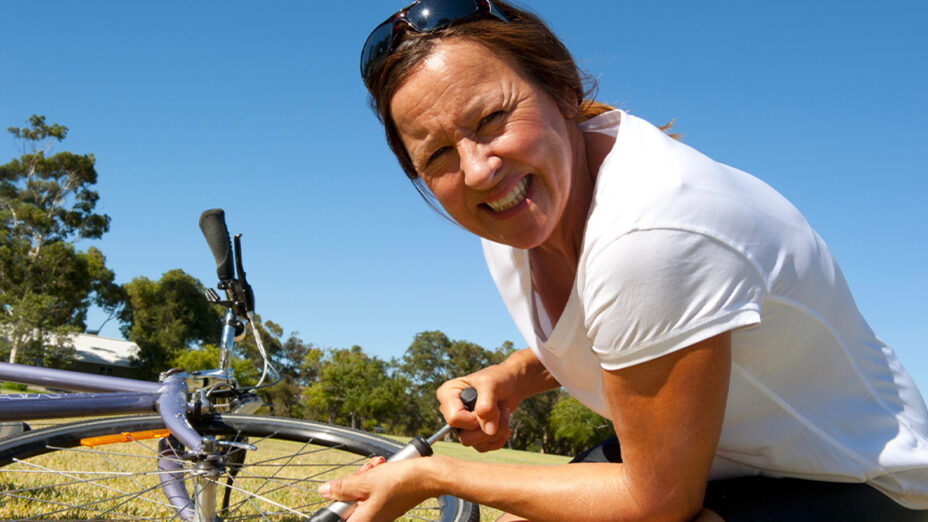 Donna matura, bicicletta (depositphotos.com)